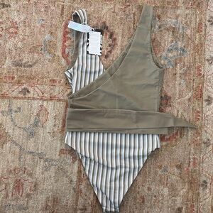 Baiia Mossman Reversible wrap suit size 2US/6AU